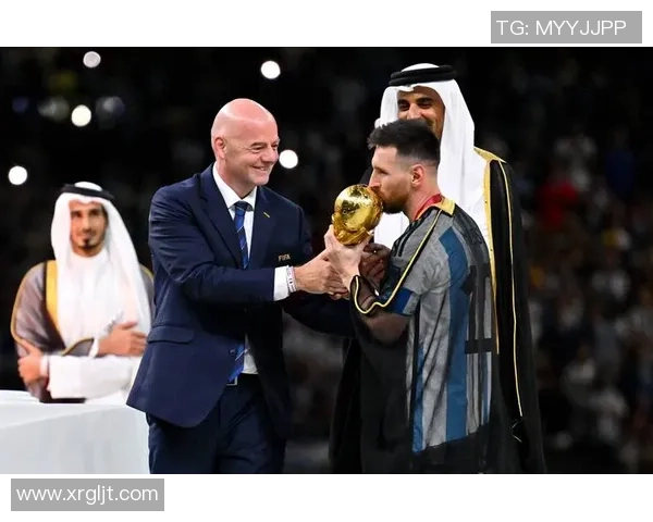 国外足球明星化身路人展现真实生活瞬间引发热议