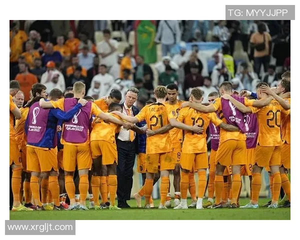 黄橙色的足球明星在绿茵场上的辉煌瞬间与不屈精神