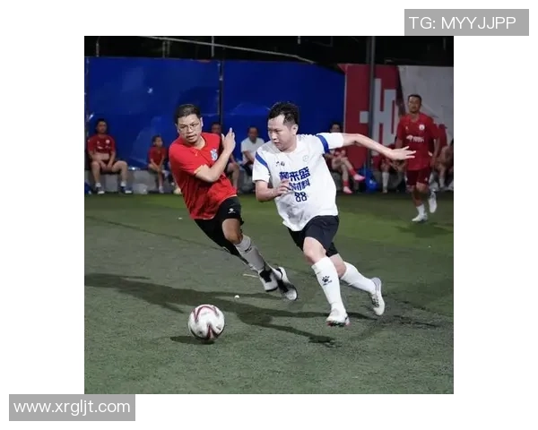 足球明星激情四射大力踢球瞬间精彩图片集锦展现运动魅力与风采 足球明星激情四射大力踢球瞬间精彩图片集锦展现运动魅力与风采